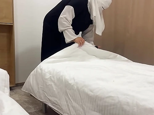 Arab maid lures hotel customer in room with her cock-squeezing muff