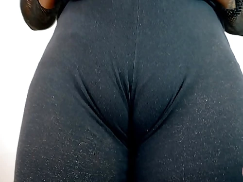 Phat Cameltoe Yam-sized Round Arse Latina Providing Arm and Blow-job