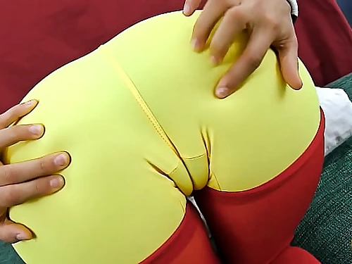 Sizzling YogA Stunner Ginormous CAMELTOE and Ginormous ROUND ASS in Latex