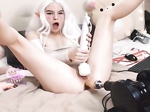 Crazy towheaded is using a pulverize machine to vibrate her pussy hole